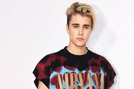 Fã joga objeto em Justin Bieber após cantor se recusar a cantar ‘Despacito’