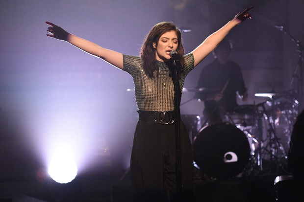 A cantora pop neozelandesa Lorde emplacou seu primeiro álbum no topo das paradas dos Estados Unidos com “Melodrama”