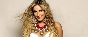 Cantora Claudia Leitte anuncia mudança de nome e nova turnê