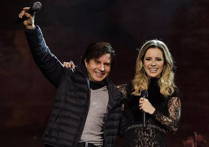 Sandy encanta o público ao interpretar “Evidências” ao lado do pai Xororó