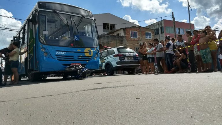 Cadeirante morre após ser atropelado por ônibus do Transcol na Serra