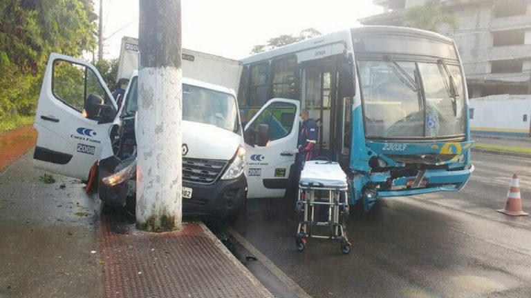 Caminhão é arremessado contra poste em acidente com Transcol