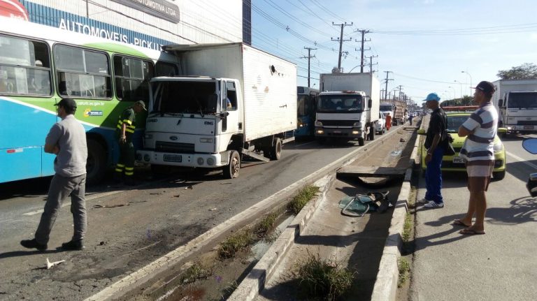 Acidente entre caminhão e Transcol na BR-101