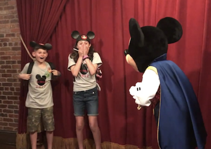 Em vídeo, Mickey avisa crianças que elas serão adotadas e emociona a web