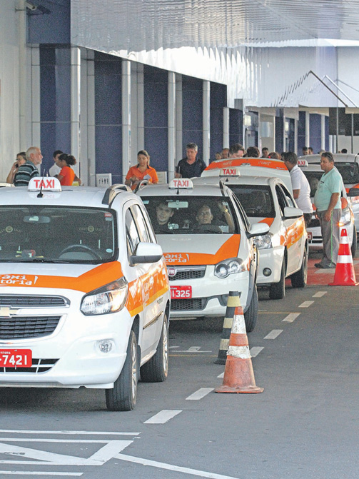 Taxistas desistem de trabalhar e devolvem licenças a prefeitura, diz sindicato
