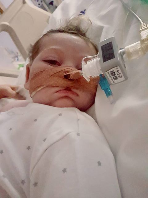 Pais de Charlie Gard querem que bebê morra em casa, mas hospital tenta impedir