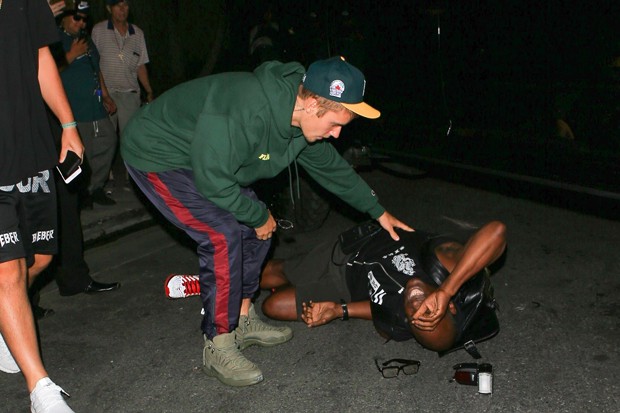 Justin Bieber atropela paparazzo ao sair de igreja