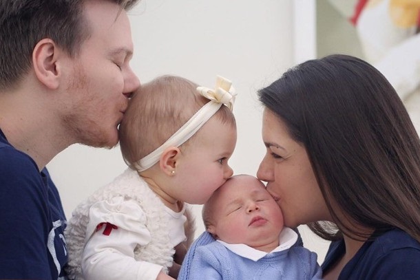 Teló publica foto de Melinda beijando Teodoro