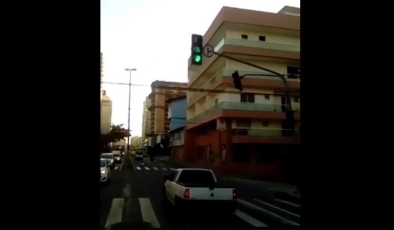 Semáforo com defeito vira ‘armadilha’ para motoristas e pedestres