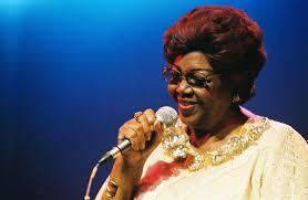 Dona Ivone Lara tem leve melhora, mas segue no CTI