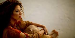 Vanessa Da Mata lança versão ao vivo de “Caixinha de Musica”