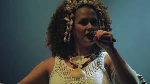 Monique Rocha faz tributo à cantora Clara nunes