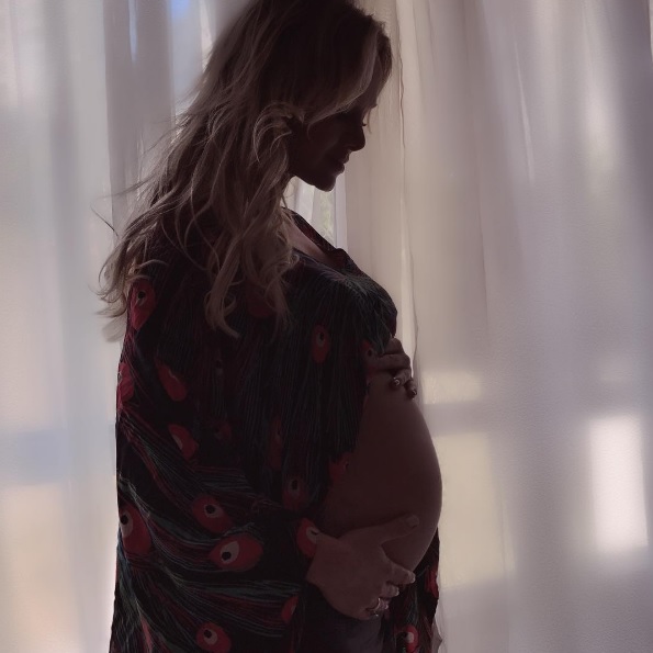 Eliana tem alta e mostra barrigão