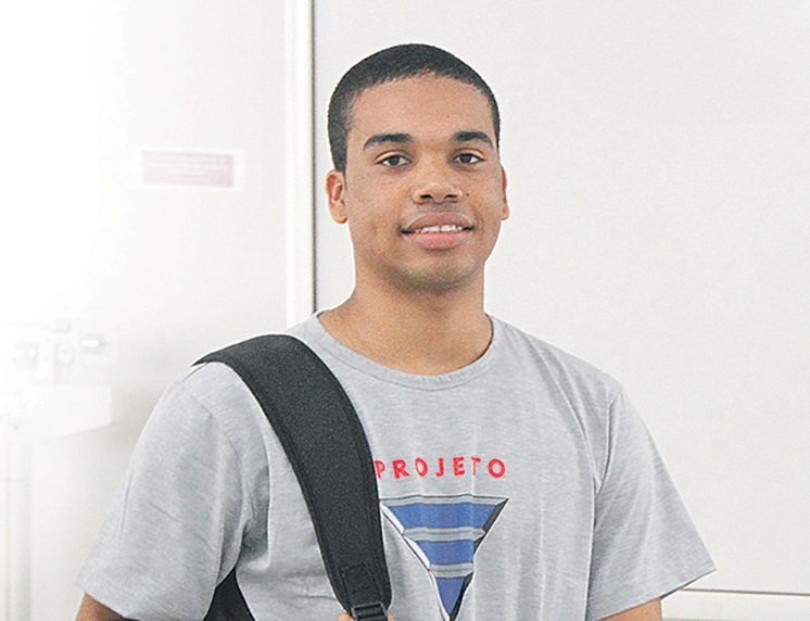 Aluno de escola pública que trabalha seis horas por dia passa em Medicina