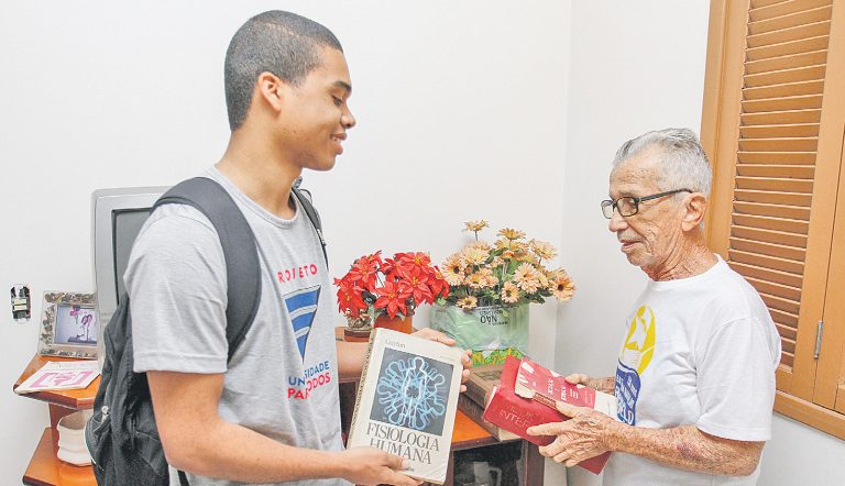 Aposentado doa livros a estudante aprovado em Medicina