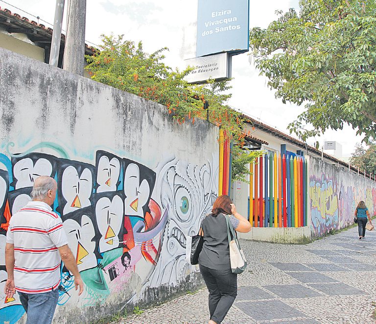 Funk com letra sensual em escola revolta vizinhos