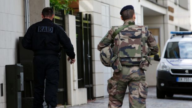 Polícia francesa prende suspeito de atropelar seis soldados em Paris
