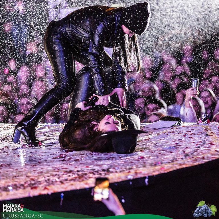 Maiara escorrega e leva tombo no palco durante show com a irmã Maraisa