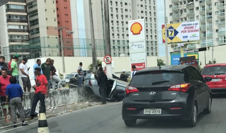 Acidente com caminhão na Rodovia do Sol deixa ferido