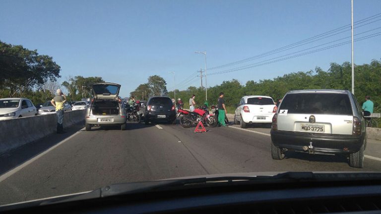 Acidente e engarrafamento na Reta do Aeroporto