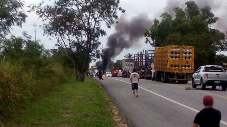Protesto interdita BR-101