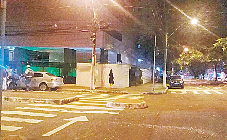 Médica atropela ciclista em cruzamento da Praia do Canto