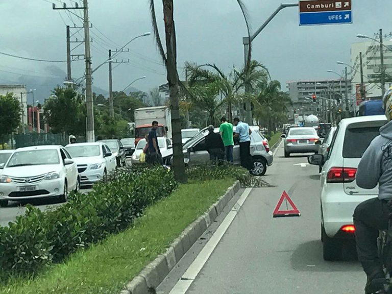 Carro fica atravessado no canteiro da Fernando Ferrari após acidente com ônibus
