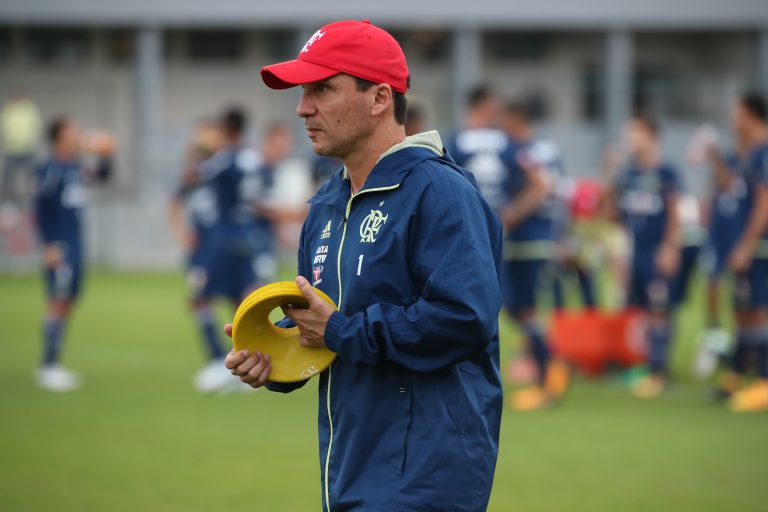 Zé Ricardo se reúne com diretoria do Vasco, mas adia resposta