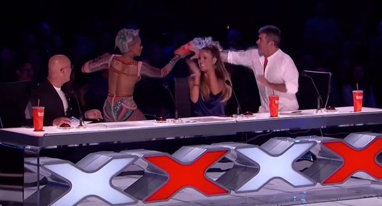 Mel B se ofende com comentário e joga água em Simon Cowell ao vivo