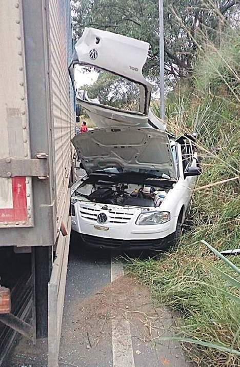 Acidente arranca teto de carro