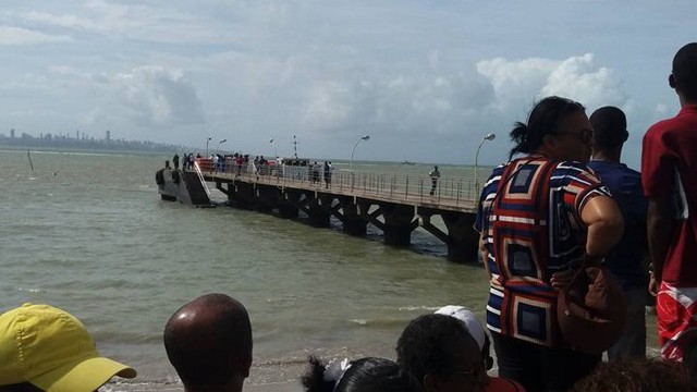 Lancha naufraga com cerca de 130 pessoas a bordo na Bahia