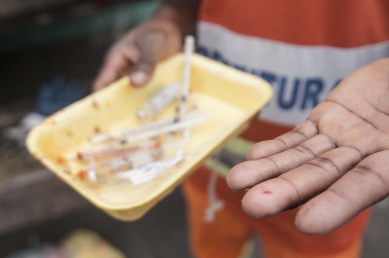 Seringas são descartadas de modo irregular e ferem coletor de lixo na Serra