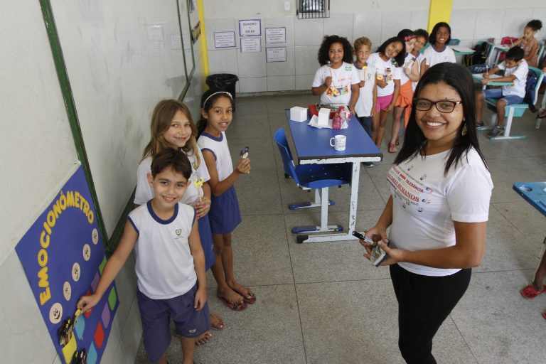Crianças aprendem a lidar com bullying em aulas de emoção