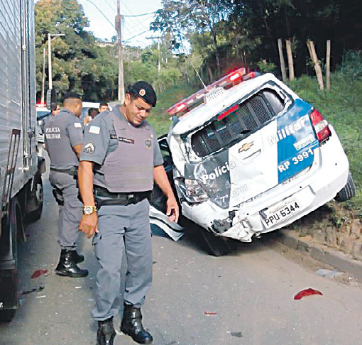 PMs feridos em batida de viatura e caminhão