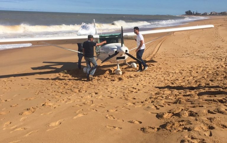 Piloto de avião faz pouso de emergência em praia após pane