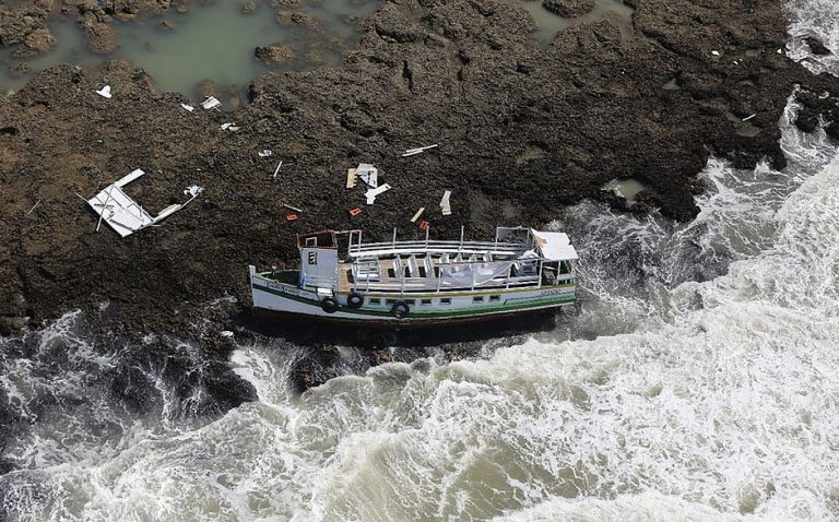Corpo encontrado no mar é de 19ª vítima de naufrágio na Bahia