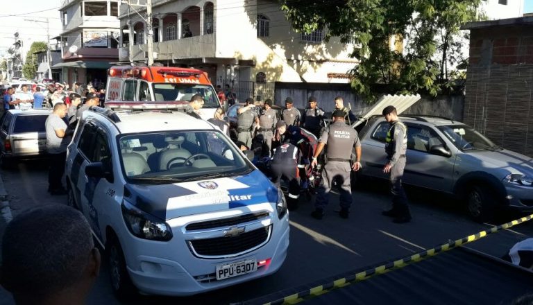 Atiradores matam homem e deixam mulher ferida no meio da rua em Vila Velha