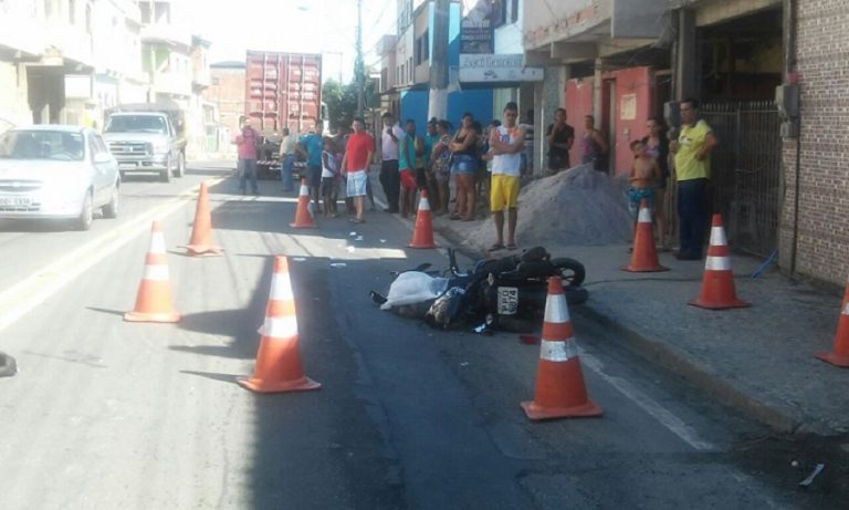 Motociclista morre após ser atropelado por carreta em Vila Velha