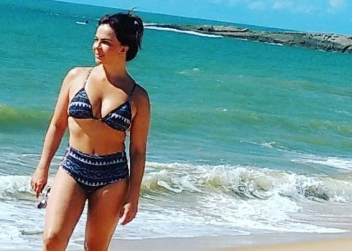 Cantora e apresentadora Sula Miranda curte praia no Espírito Santo