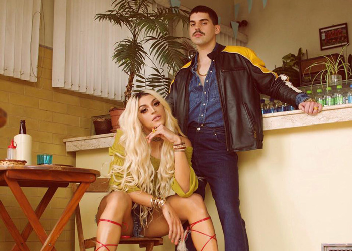 Novo clipe Pablo Vittar traz beijo na boca de cantor e uso de camisinha