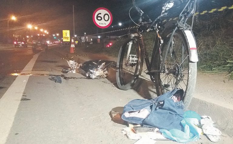 Carreta mata ciclista atropelado na BR-101