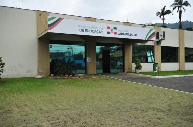 Alunos de 10 anos dão água da privada com comprimidos para professora beber