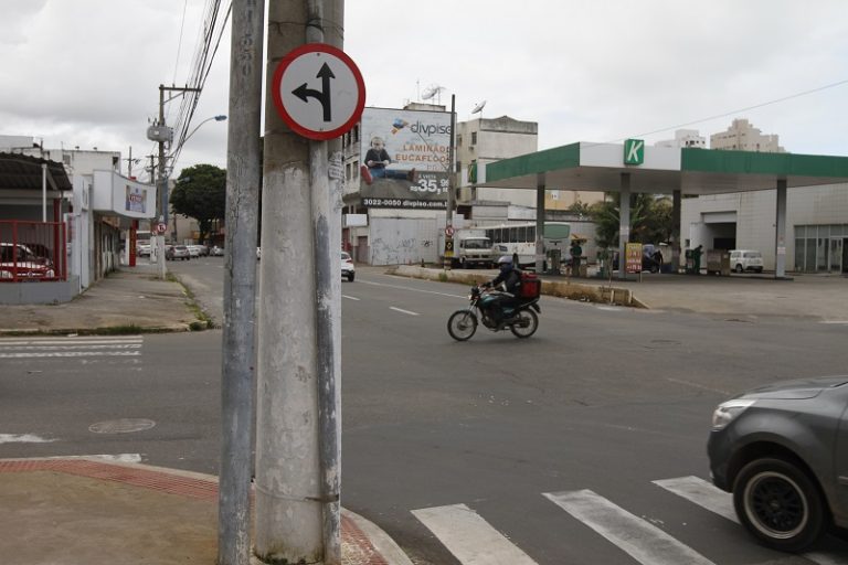 Três feridos após colisão entre carro e Uber em Itapoã