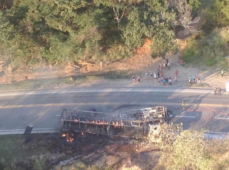 Motoristas de carretas prestam depoimento e são liberados