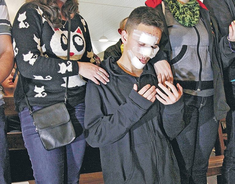 Passageiro agradece de joelhos por milagre