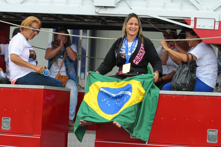 Festa para campeã mundial de jiu jítsu, a capixaba Ariane Guarnier