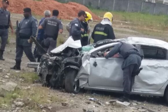Ladrão de carro fica preso às ferragens após acidente durante perseguição policial