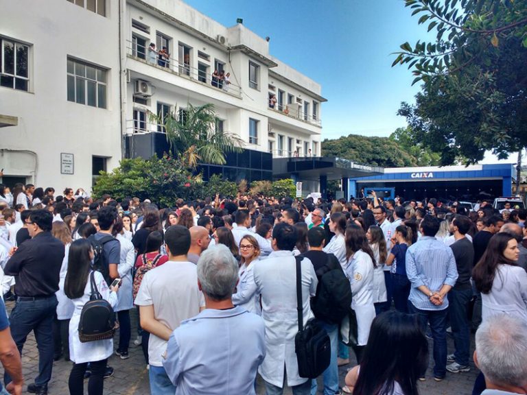 Colegas de médica baleada fazem ato pedindo mais segurança no Hucam