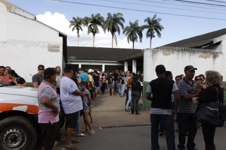 Familiares e amigos se despedem de médica assassinada