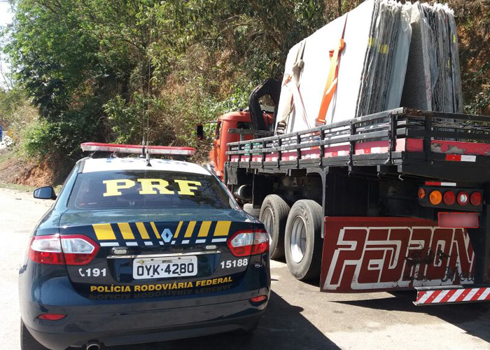 Polícia Rodoviária apreende carretas com pneus carecas e carga acima do permitido
